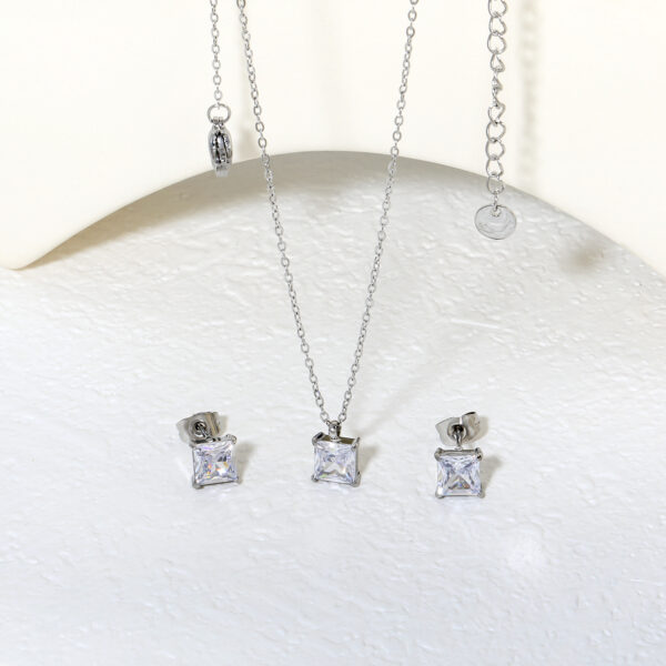 2P2A7110 Silver Princess Cut Crystal Jewelry Set